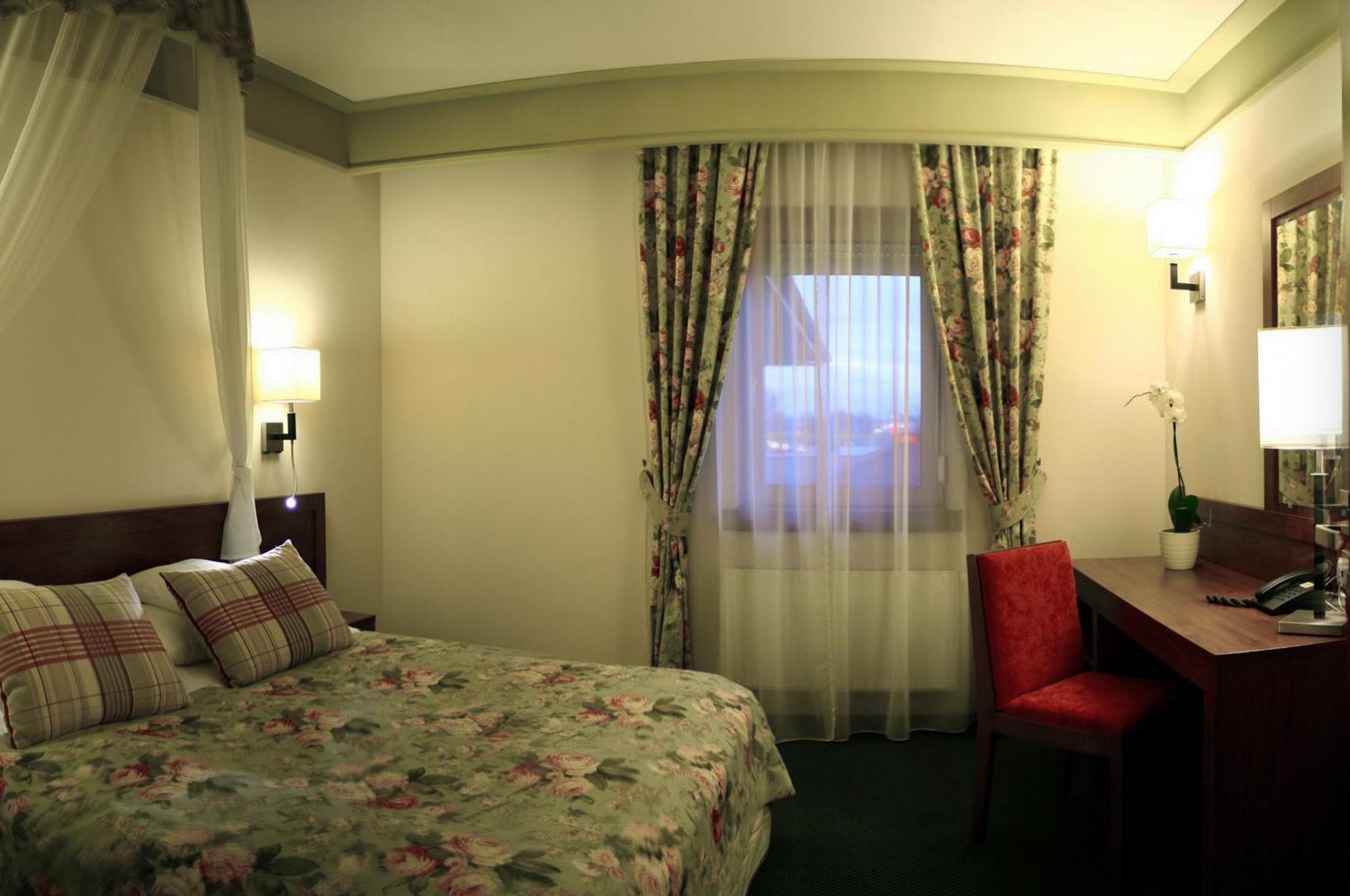Ahotel Czechowice-Dziedzice Exteriör bild