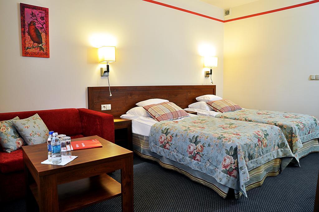 Ahotel Czechowice-Dziedzice Rum bild