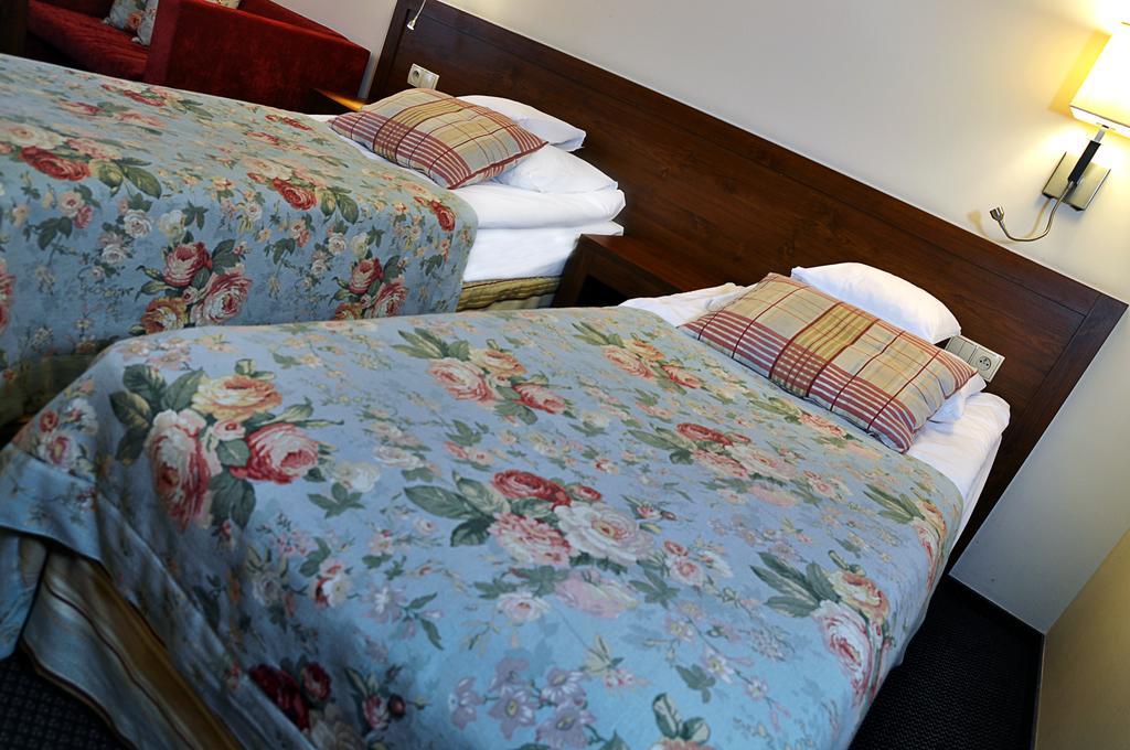 Ahotel Czechowice-Dziedzice Rum bild